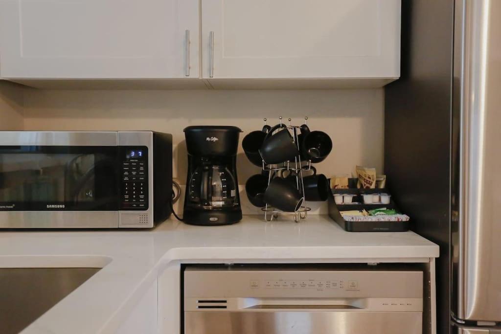 Heated Pool Home Near Beach, Sleeps 14! St. Petersburg Exterior photo