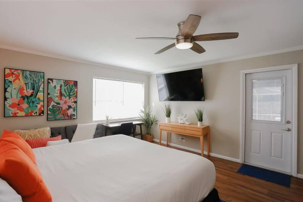 Heated Pool Home Near Beach, Sleeps 14! St. Petersburg Exterior photo