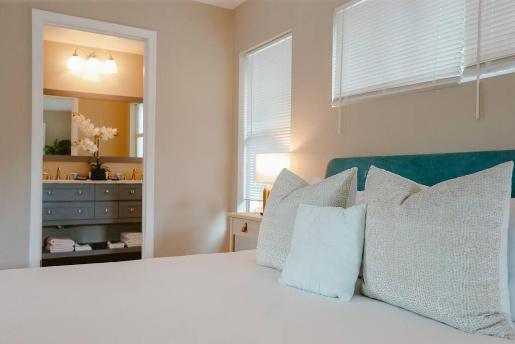 Heated Pool Home Near Beach, Sleeps 14! St. Petersburg Exterior photo